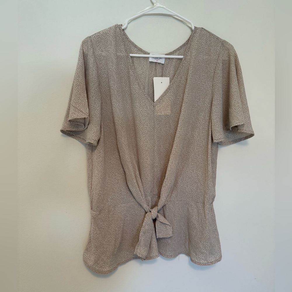 *NWT* Tan tie front Shirt sleeve top